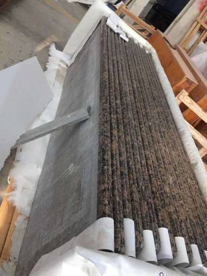 Tocador de baño de granito marrón báltico prefabricado grado AA